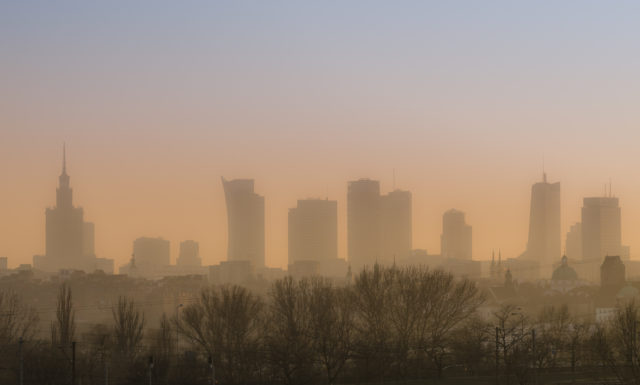 miasto ze smogiem