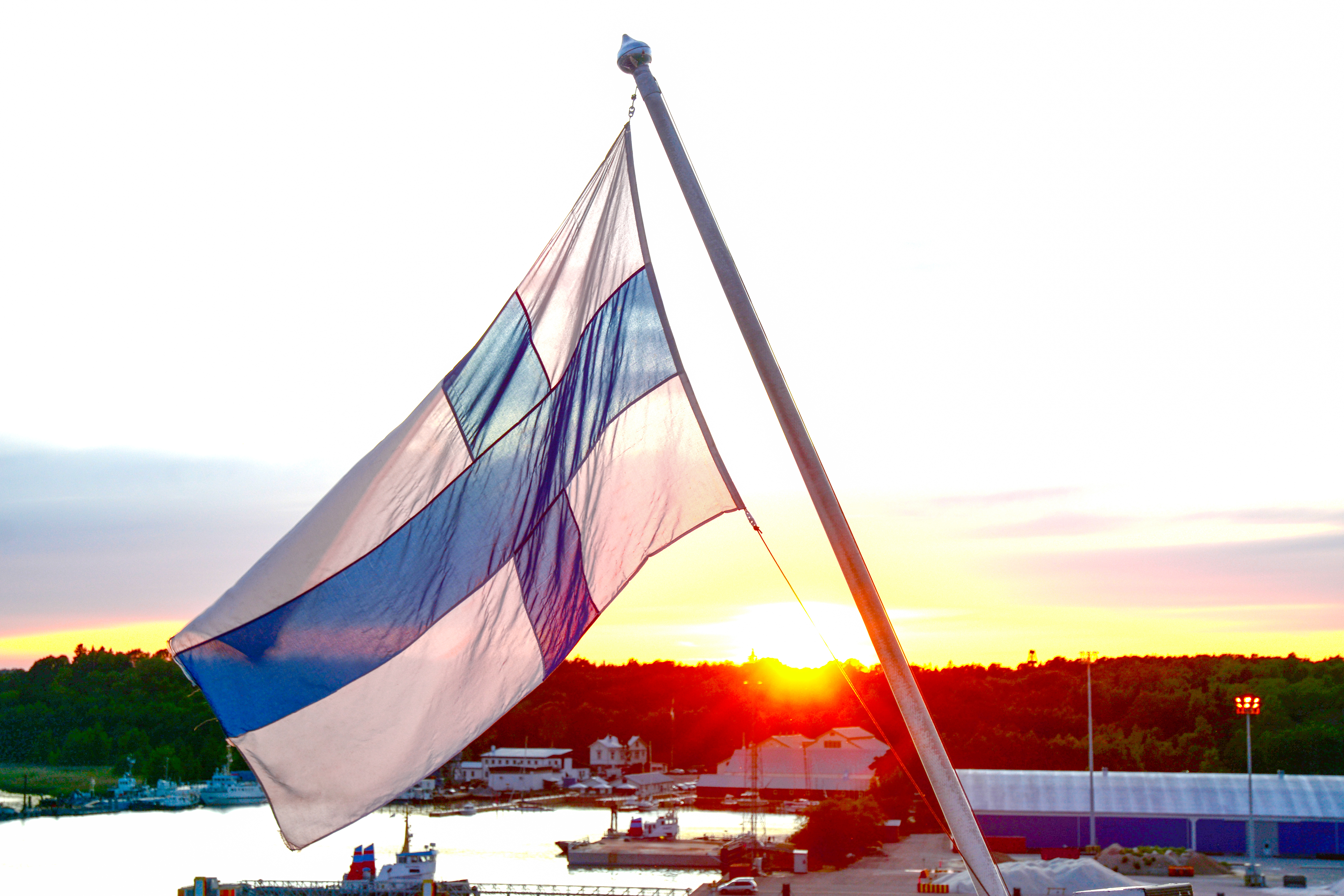 Финляндия с флагом пейзаж